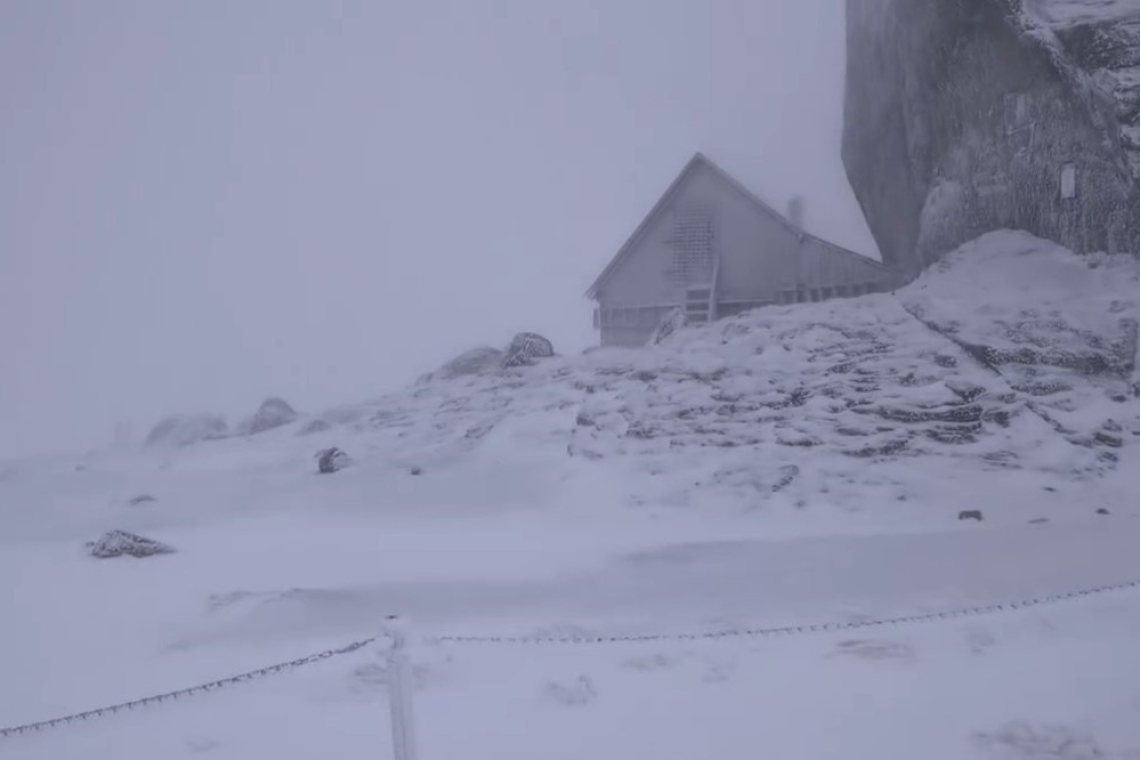 Zăpadă de 5 cm la Vârful Omu