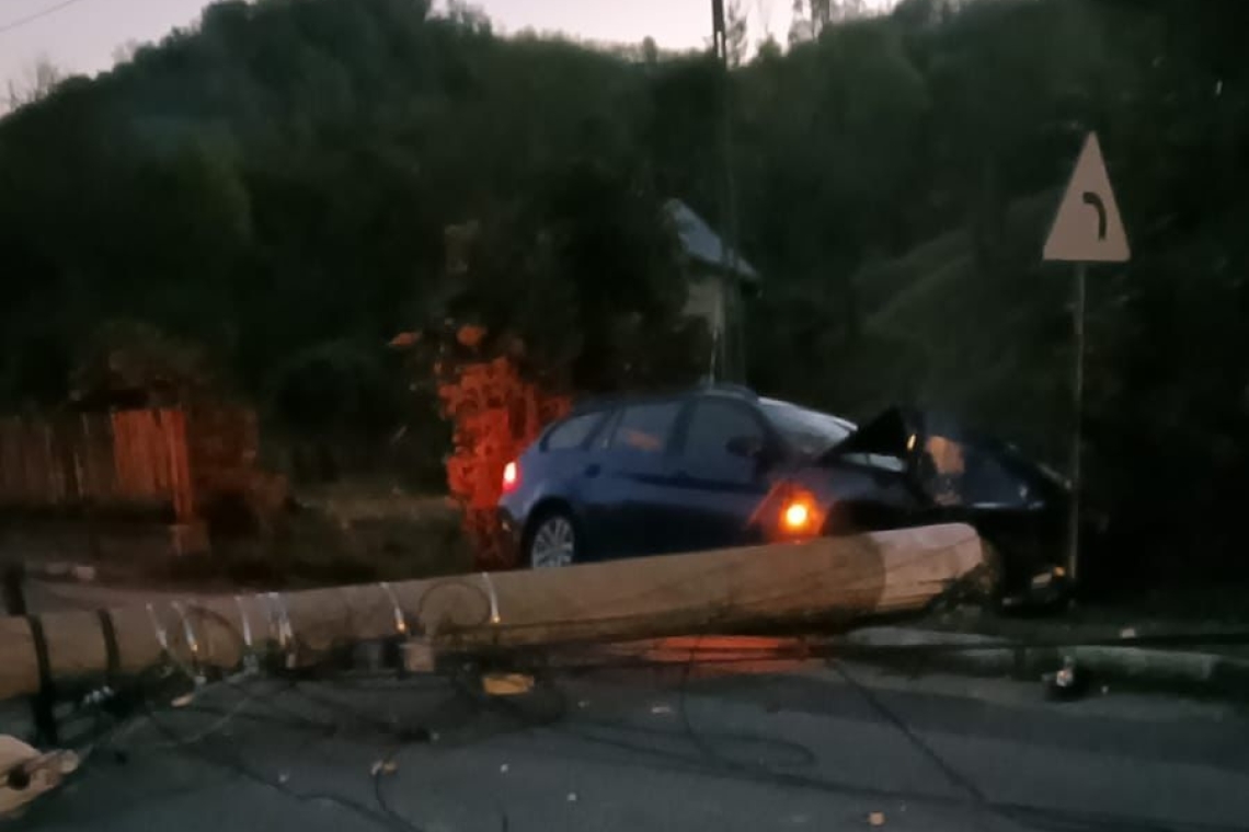 Stâlp electric din beton, doborât de un autoturism, la Aluniș. La volan se afla un tânăr de 19 ani