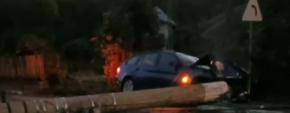Stâlp electric din beton, doborât de un autoturism, la Aluniș. La volan se afla un tânăr de 19 ani