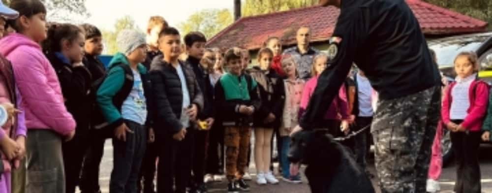 Acțiune ”blănoasă” a polițiștilor prahoveni, de Ziua Mondială a Animalelor. Vedetele zilei: Tara și Ada