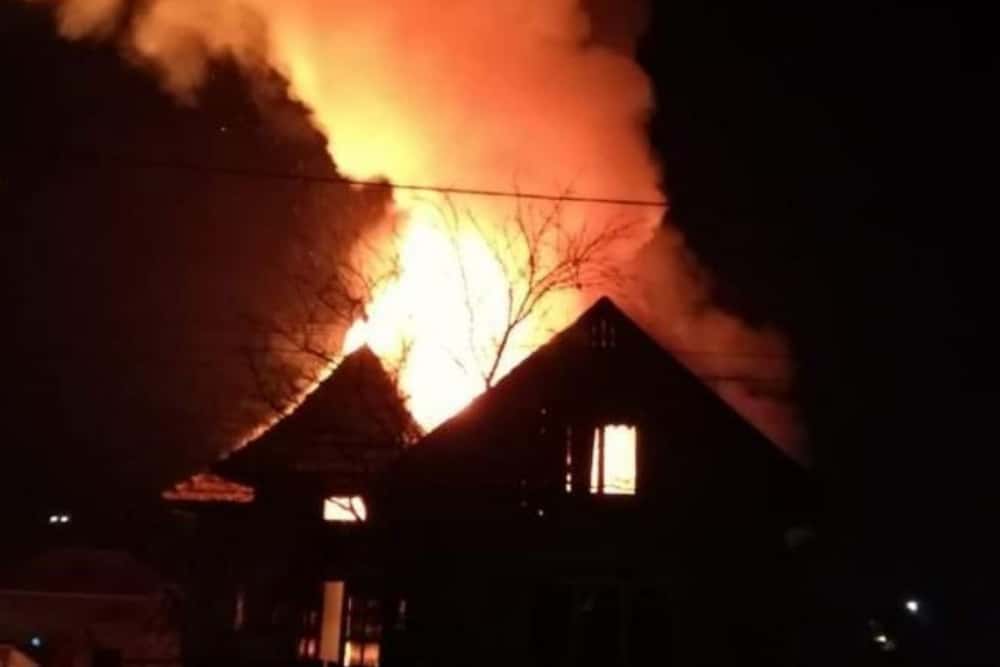 O casă și două anexe au fost mistuite de flăcări, noaptea trecută, în comuna Brebu