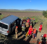Două autoturisme au căzut într-un canal de irigații, după un accident rutier produs în zona orașului Mizil
