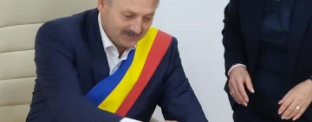 Reacție aberantă a primarului liberal din Bușteni la acuzațiile de lovire a unei angajate