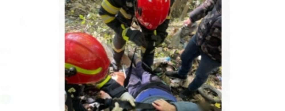 Un bătrân de 83 de ani a căzut într-o râpă, la Comarnic. Pompierii l-au scos din prăpastie