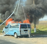 Un autovehicul a luat foc pe DN1, în zona trecerii la nivel cu calea ferată de la Movila Vulpii