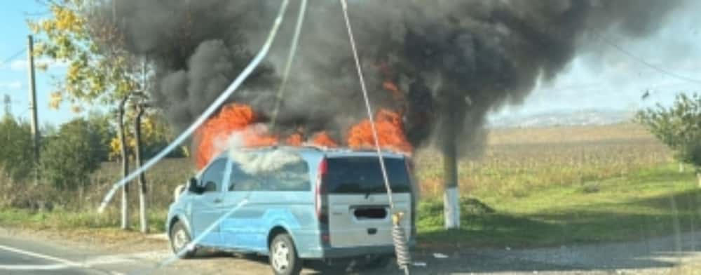 Un autovehicul a luat foc pe DN1, în zona trecerii la nivel cu calea ferată de la Movila Vulpii