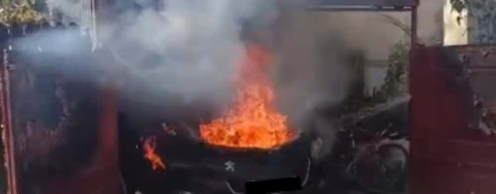 Un autoturism a luat foc în garaj, pe strada Grâușorului din Ploiești