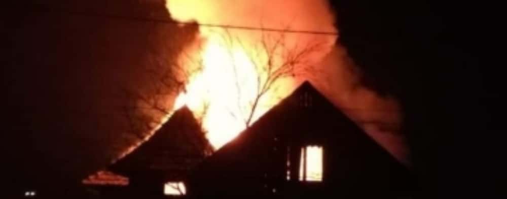 O femeie de 87 de ani din Azuga a suferit arsuri într-un incendiu care i-a cuprins casa