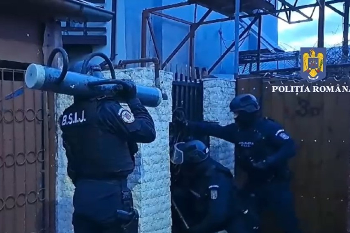 Hoți din București și Ilfov care dădeau spargeri în județul Prahova au fost săltați de polițiști. Furau unelte și laptopuri de pe șantierele A7 și penitenciarului Berceni