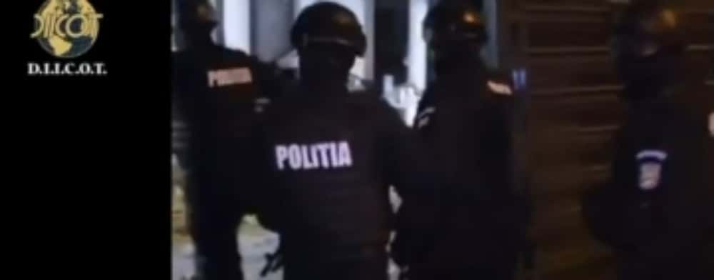 Percheziții în Prahova, la suspecți de trafic de arme și de droguri (video)