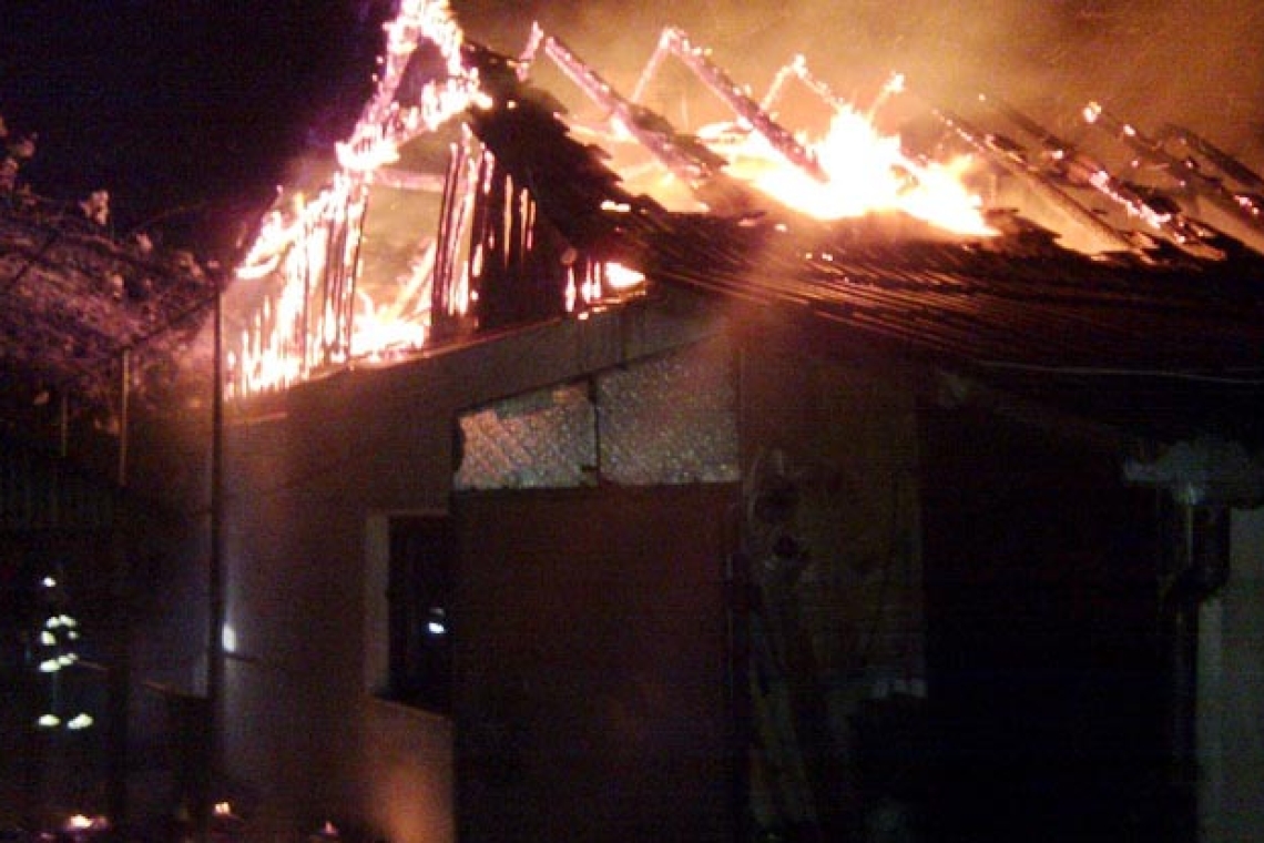 O casă din comuna Măgurele a fost cuprinsă de flăcări, noaptea trecută, din cauza coșului de fum neizolat corespunzător