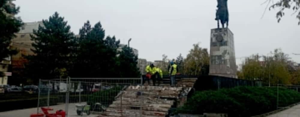 Statuia lui Mihai Viteazul, din centrul Ploieștiului, a intrat în reabilitare