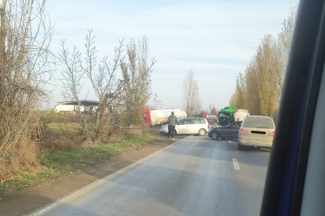 Trafic blocat pe Centura de Est a Ploieștiului! Două cisterne, implicate într-un accident!