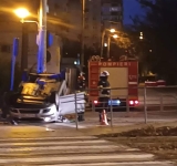 Accident în centrul Ploieștiului. Un autoturism a intrat în refugiul tramvaiului și s-a răsturnat