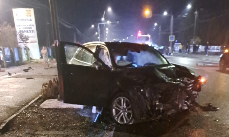 Accident pe DN1A, în fața Primăriei Lipănești. Unul dintre autoturismele implicate a luat foc