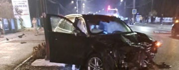 Accident pe DN1A, în fața Primăriei Lipănești. Unul dintre autoturismele implicate a luat foc