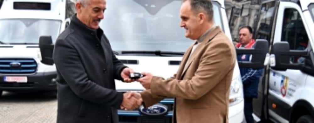 Președintele CJ Prahova, Virgiliu Nanu, a predat cheile a cinci microbuze electrice pentru elevii prahoveni din Drăgănești, Gornet, Sângeru, Vălenii de Munte și Târgșoru Vechi
