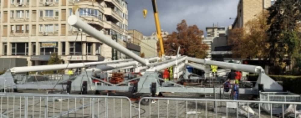 Se lucrează de zor pentru ridicarea roții panoramice de 33 de metri înălțime, în centrul Ploieștiului