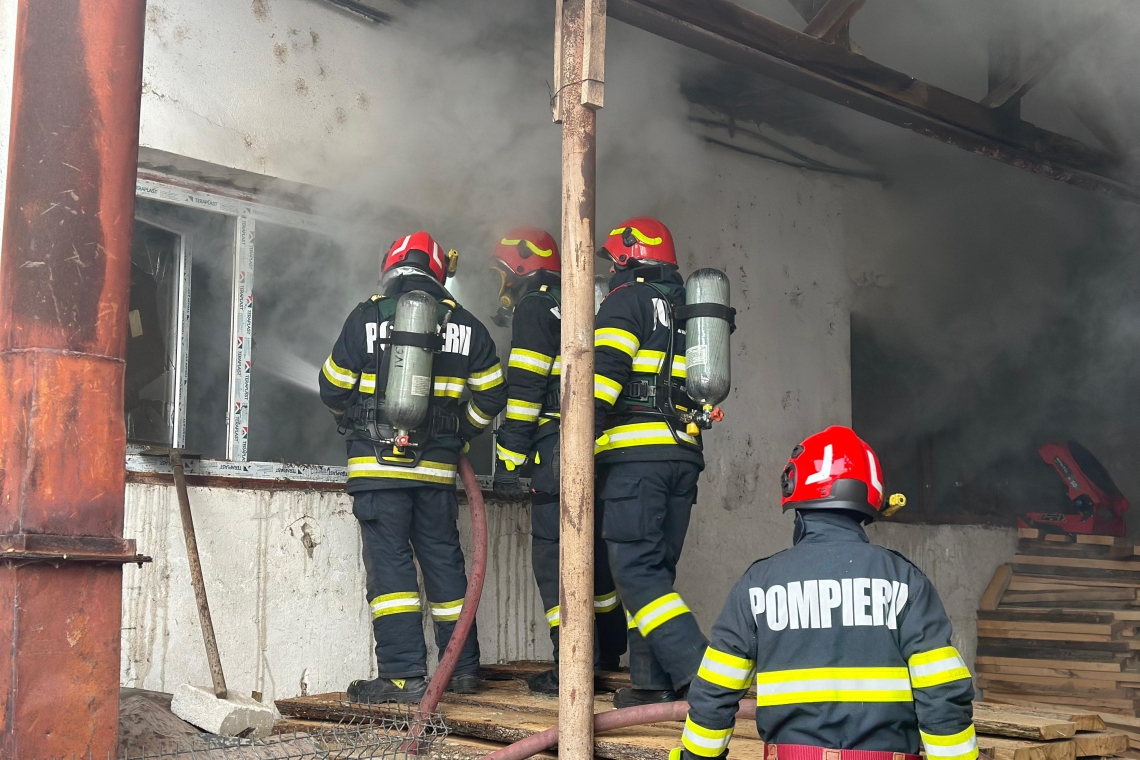 Incendiu la o fabrică din Bucov. Pompierii intervin cu cinci autospeciale 