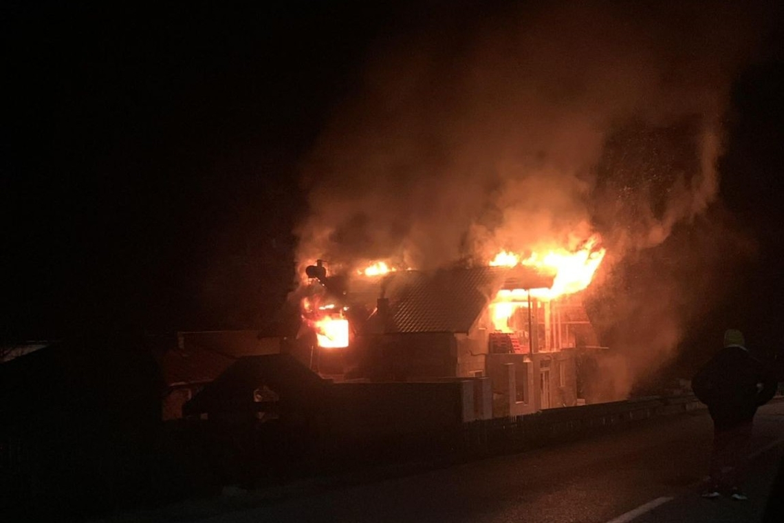 O casă din comuna Vărbilău a fost cuprinsă de flăcări, duminică seară
