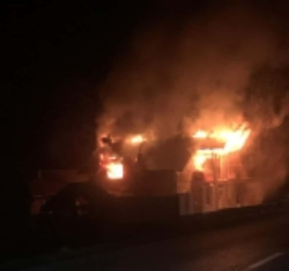 O casă din comuna Vărbilău a fost cuprinsă de flăcări, duminică seară