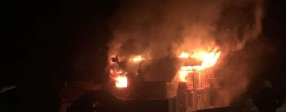 O casă din comuna Vărbilău a fost cuprinsă de flăcări, duminică seară