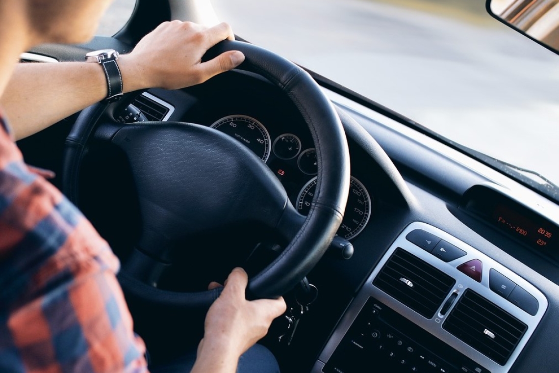 Copil de 15 ani, prins la volanul unui autoturism, pe o stradă din Valea Călugărească