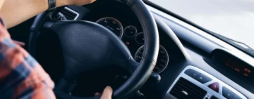 Copil de 15 ani, prins la volanul unui autoturism, pe o stradă din Valea Călugărească