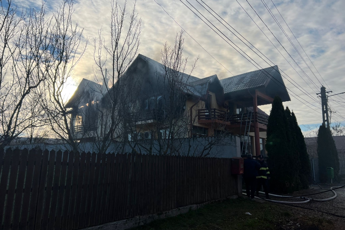 Un incendiu a cuprins o casă și magazinul de la parterul imobilului, în comuna Podenii Noi