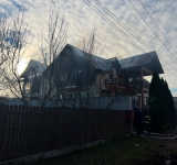 Un incendiu a cuprins o casă și magazinul de la parterul imobilului, în comuna Podenii Noi