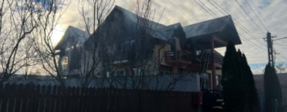 Un incendiu a cuprins o casă și magazinul de la parterul imobilului, în comuna Podenii Noi