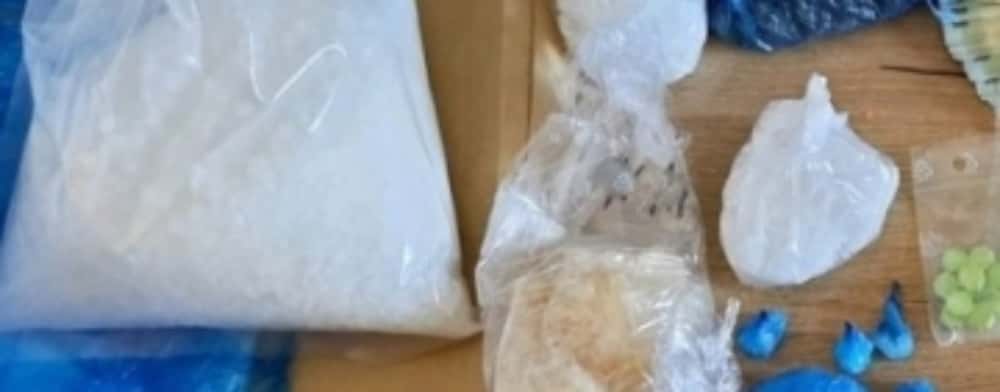 O fetiță de 8 ani, din Prahova, folosită de traficanții de droguri pentru a-și ascunde ”marfa”! Copila a ajuns la un asistent maternal