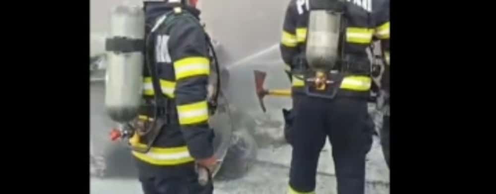 O pubelă din curtea Spitalului Lotus din Ploiești a luat foc