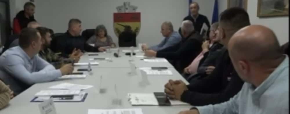 Ședință cu scântei la Consiliul Local Păulești/ I s-a cerut demisia primarului PNL Tudor Sandu!