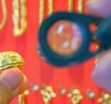 Percheziții la un ploieștean care a vândut tinichele pe post de aur! 