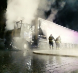 Un autocamion a luat foc, noaptea trecută, în parcarea parcului industrial din Ariceștii Rahtivani