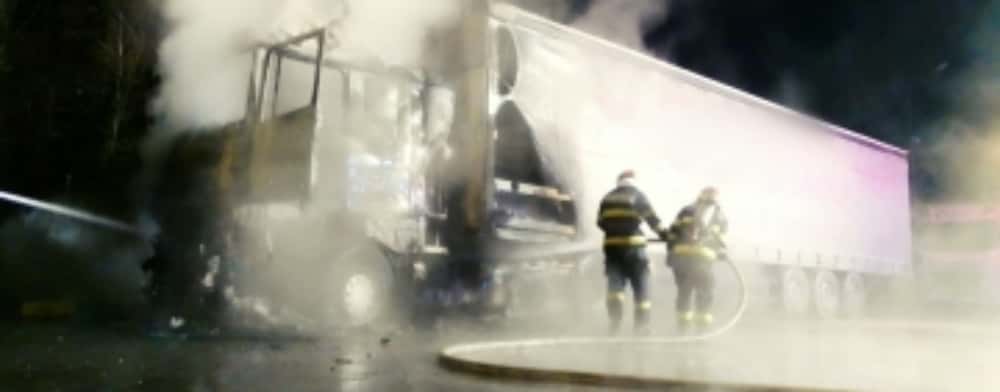 Un autocamion a luat foc, noaptea trecută, în parcarea parcului industrial din Ariceștii Rahtivani