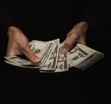 Doi chinezi, soț și soție, au vrut să mituiască un polițist de la Serviciul Imigrări Prahova. Ambii au fost trimiși în judecată