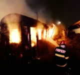 Un vagon dezafectat a ars ca o torță, sâmbătă dimineață, în Ploiești