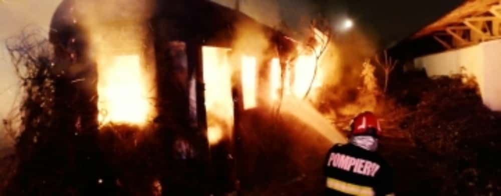 Un vagon dezafectat a ars ca o torță, sâmbătă dimineață, în Ploiești