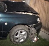 Fără permis și băut, un tânăr de 22 de ani a intrat cu o mașină fără ITP valabil în gardul unei case din comuna Sângeru