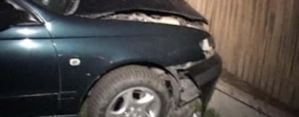 Fără permis și băut, un tânăr de 22 de ani a intrat cu o mașină fără ITP valabil în gardul unei case din comuna Sângeru