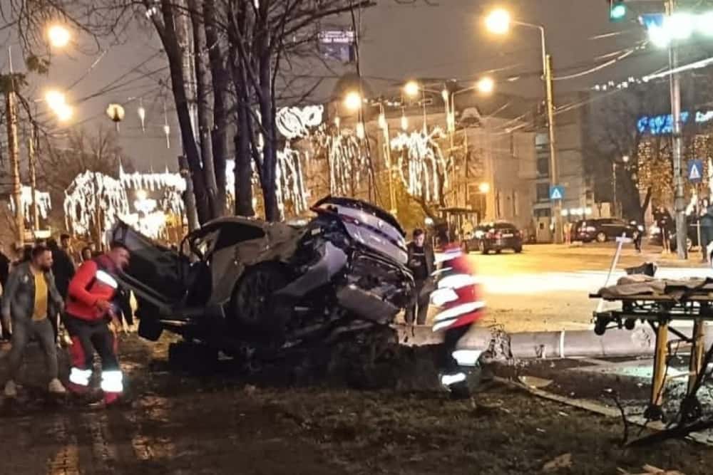 UPDATE/ Un autoturism s-a făcut praf, după coliziunea cu un copac și un stâlp, pe Bulevardul Castanilor din Ploiești. Doi tineri au murit