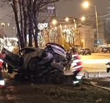 UPDATE/ Un autoturism s-a făcut praf, după coliziunea cu un copac și un stâlp, pe Bulevardul Castanilor din Ploiești. Doi tineri au murit