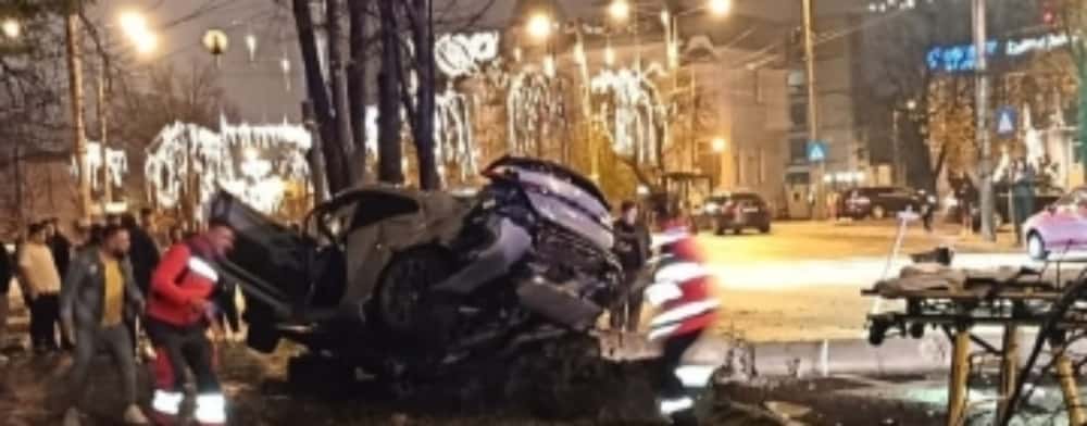 UPDATE/ Un autoturism s-a făcut praf, după coliziunea cu un copac și un stâlp, pe Bulevardul Castanilor din Ploiești. Doi tineri au murit
