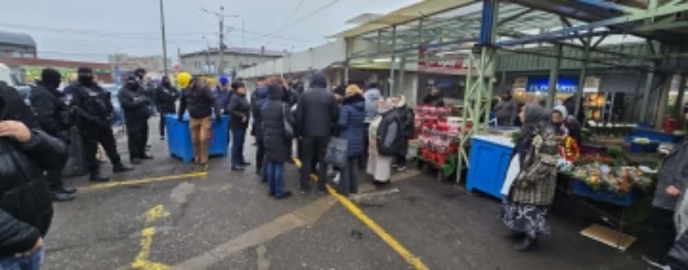 Comercianții de flori din Piața Centrală a Ploieștiului, luați la puricat de Poliția Locală!