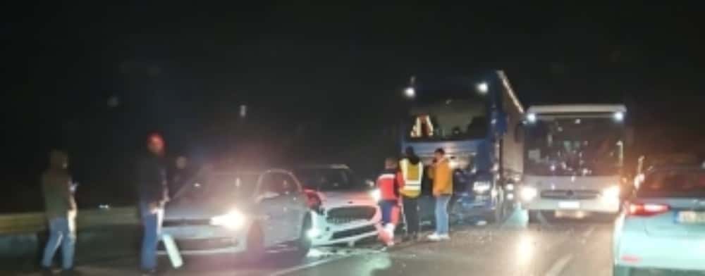 Accident la ieșirea din Ploiești, pe DN72. Nouă persoane implicate, trei victime au ajuns la spital