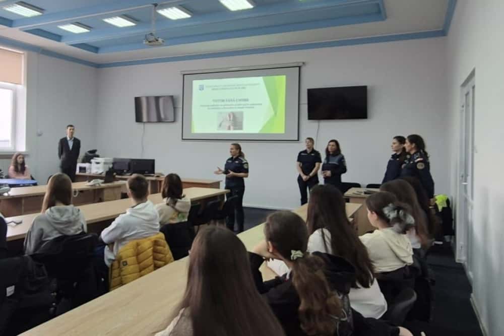 Două deținute de la Penitenciarul Târgșor le-au vorbit elevilor despre riscurile și consecințele consumului de droguri, în cadrul unei acțiuni derulate la sediul IPJ Prahova