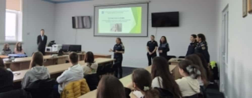 Două deținute de la Penitenciarul Târgșor le-au vorbit elevilor despre riscurile și consecințele consumului de droguri, în cadrul unei acțiuni derulate la sediul IPJ Prahova