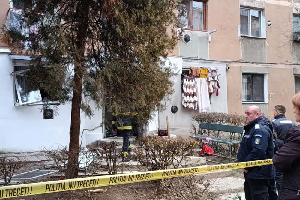 Explozie într-un bloc de garsoniere din Târgu Jiu! Opt locuințe au fost afectate